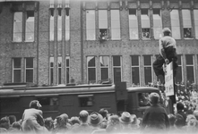 818835 Afbeelding van een legertruck in de Potterstraat te Utrecht tijdens de Memorial D-Day Parade; op de achtergrond ...